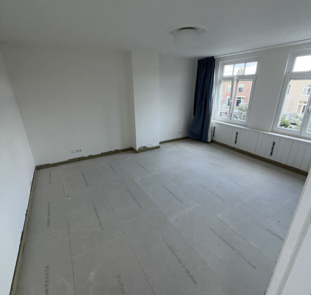 Holzunterboden vollständig mit montierten Knauf-Brio-Platten belegt, bereit zum Einfräsen der Fußbodenheizung