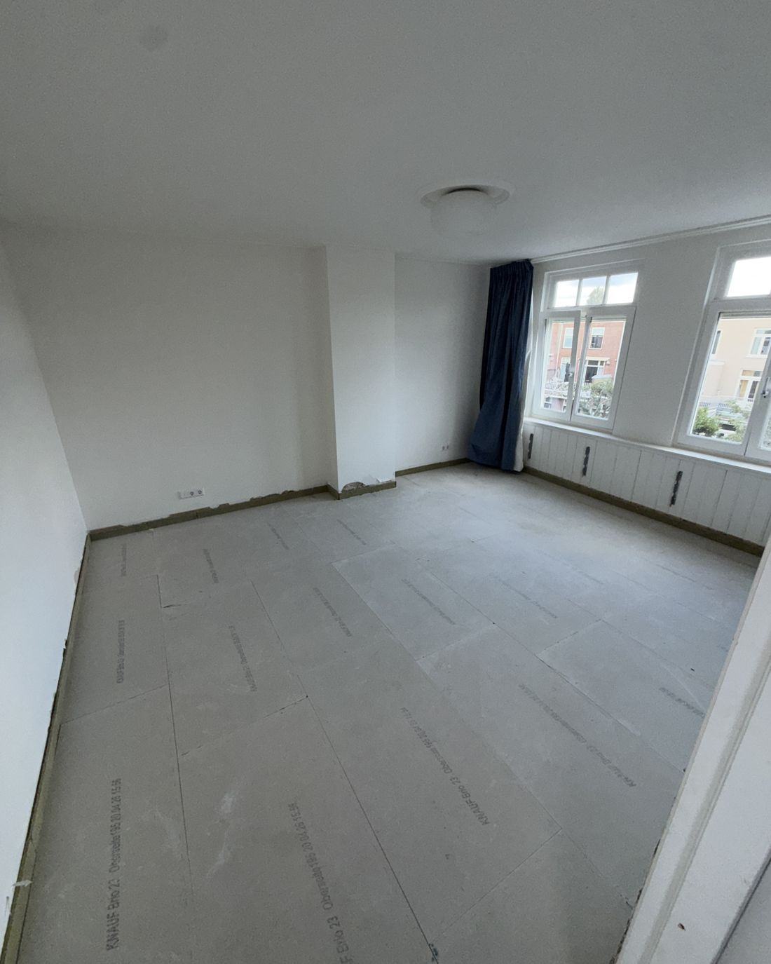 Holzboden vollständig mit montierten Knauf-Brio-Platten belegt, bereit zum Fräsen