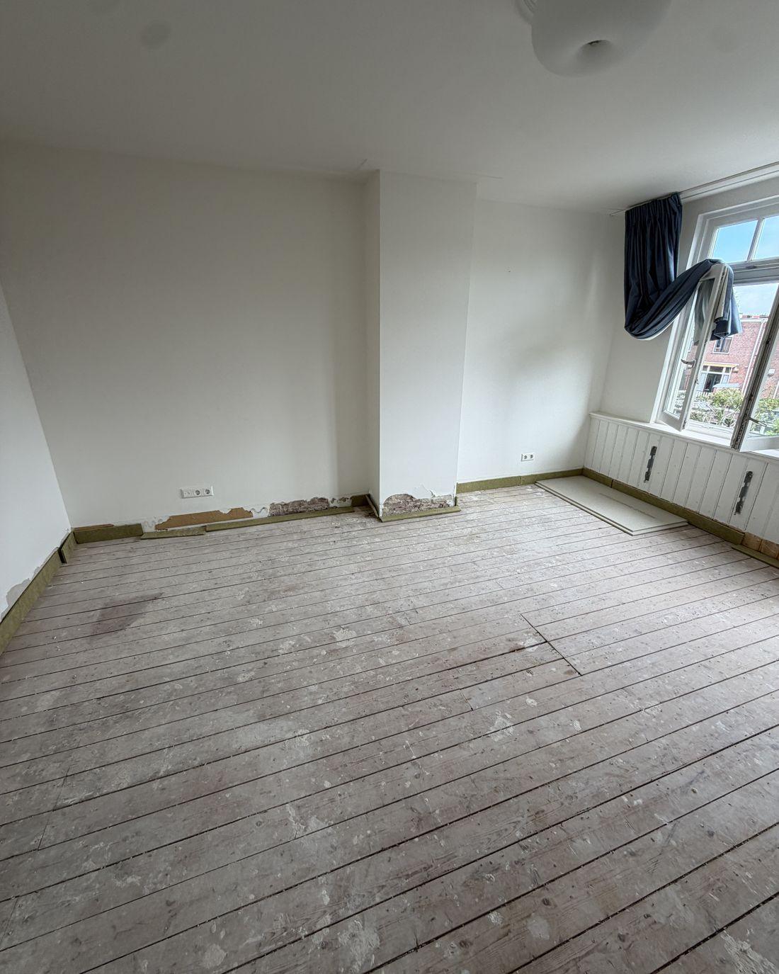 Ursprünglicher Holzboden mit blanken Dielen, vor der Plattenmontage