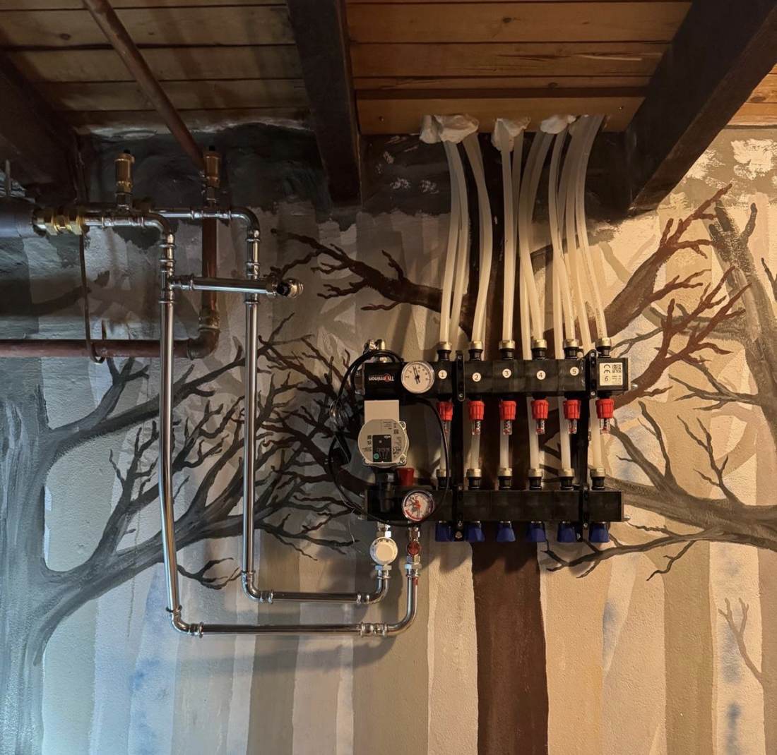 Manifold mounted upside down on the boiler: the circuits come from the ceiling, so the manifold follows.