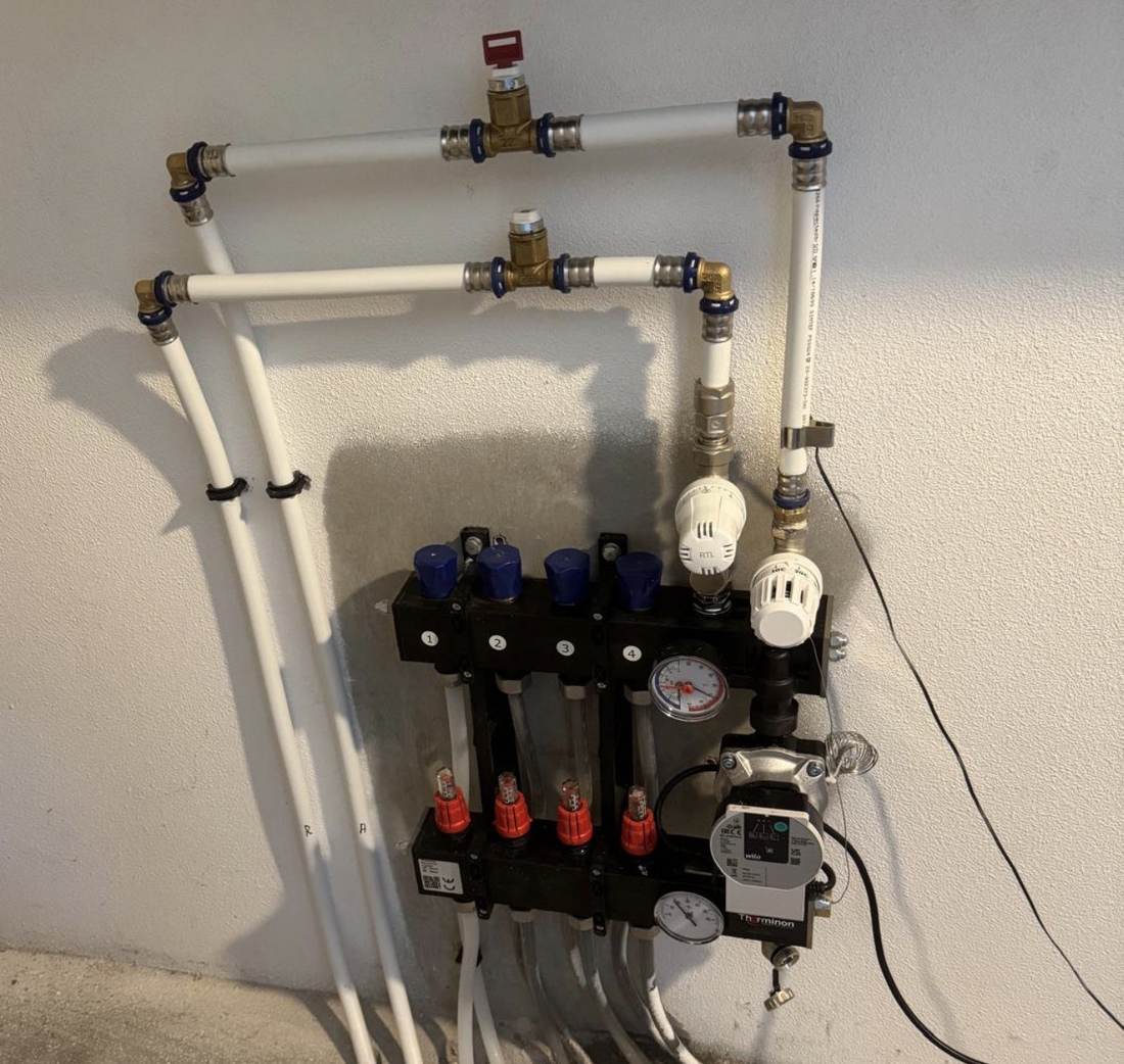 Four circuits with pump unit and RTL, connected to district heating — with two air vents at the top.