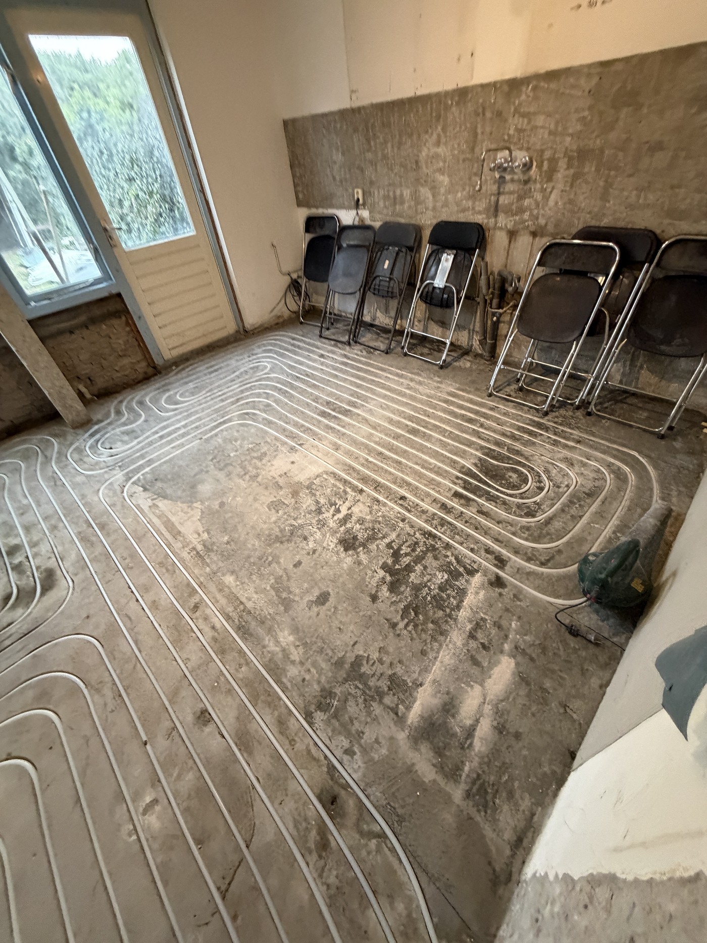 Strak ingefreesde vloerverwarmingsslangen in zandcement in Nijmegen
