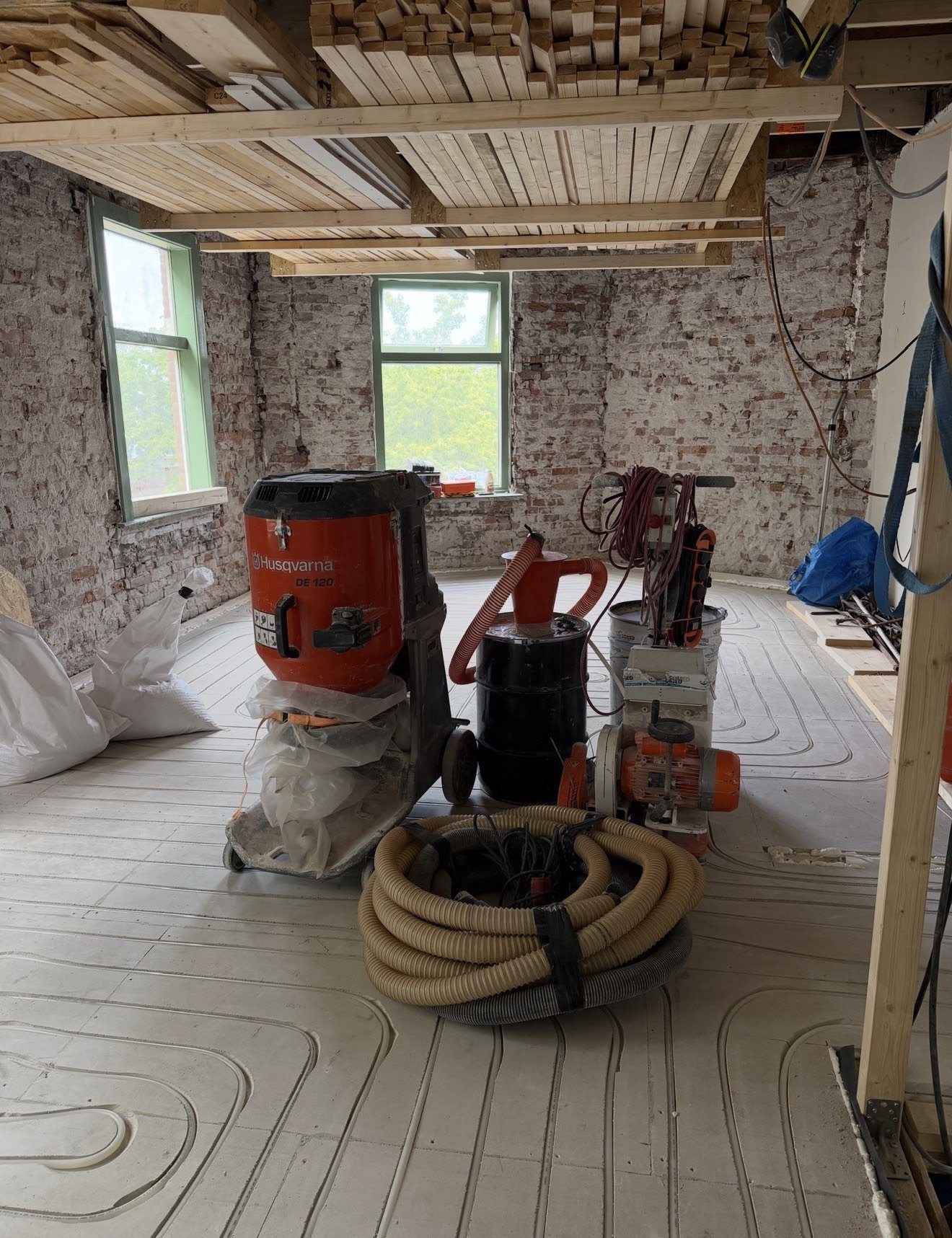 Ingefreesde vloerverwarming met buislussen in een woning in renovatie